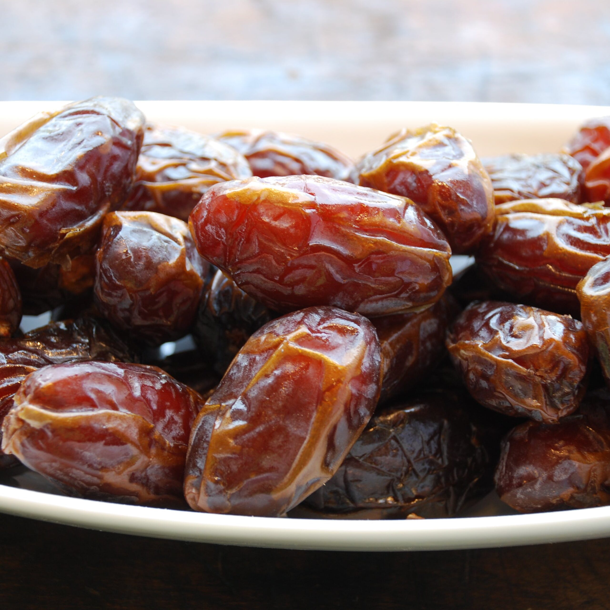 Unveiling the Secrets of Medjool Dates: Growth & Harvesting